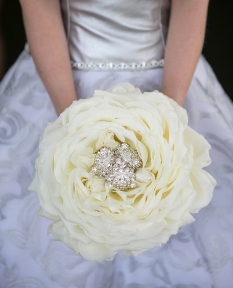 white bouquet, bridal bouquet, bridal style, bridal inspiration, white flowers